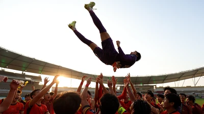 Người gác đền U-23 Trung Quốc “nổ” khó đỡ, tuyên bố thắng cả Messi lẫn Ronaldo