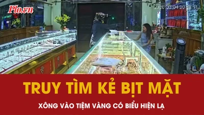 Video: Người đàn ông bịt mặt xông vào tiệm vàng với biểu hiện lạ