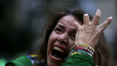 CĐV Brazil gào khóc thảm thiết vì đội nhà thua sốc