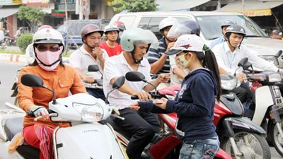 Xử phạt cả người phát và người nhận tờ rơi, quảng cáo