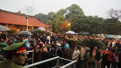Chùm ảnh đội mưa xếp hàng từ nửa đêm chờ lấy ấn đền Trần