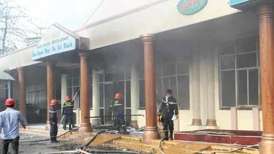 Nhà hàng tổ chức tiệc cưới đột nhiên bốc cháy lớn