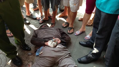 Bị đánh bất động vì cầm dao cướp tiệm vàng giữa ban ngày