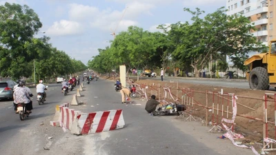 Đâm vào rào chắn bê tông giữa đường, hai người nhập viện