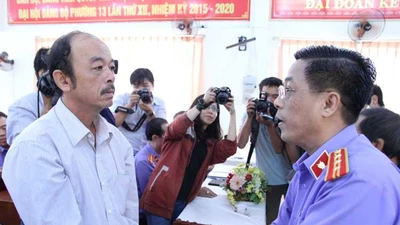 Gần 14 năm làm oan và... 4 phút xin lỗi