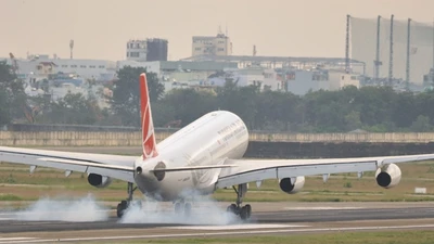 Chùm ảnh: Lên cà phê sân thượng xem máy bay ‘đốt lốp’