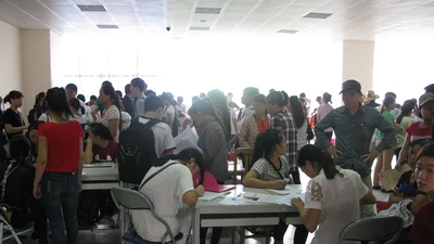 Nhộn nhịp ngày cuối xét tuyển đại học 