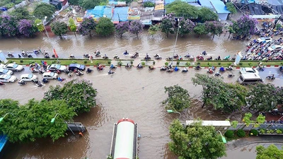Hà Nội ngập nặng sau trận mưa lớn, giao thông rối loạn