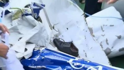 Clip đưa các vật dụng và mảnh vỡ CASA 212 vớt được vào bờ