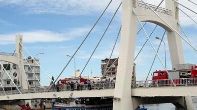 Bạn đọc hiến kế cứu tàu kẹt dưới gầm cầu sông Cà Ty