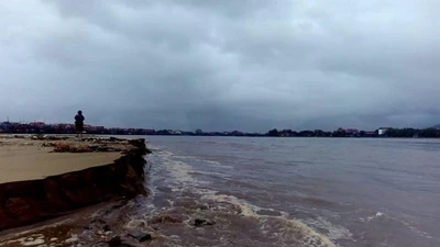 Quảng Bình: Gần 40 tàu cá đứt neo mắc kẹt tại cửa biển 