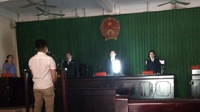 Ca sĩ tông cảnh sát giao thông rồi bỏ chạy