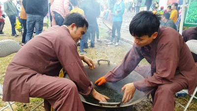 Người dân nô nức đi Lễ hội đền Đuổm