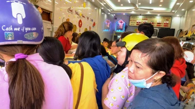 Dân ùn ùn đi mua vàng thần tài gây kẹt đường