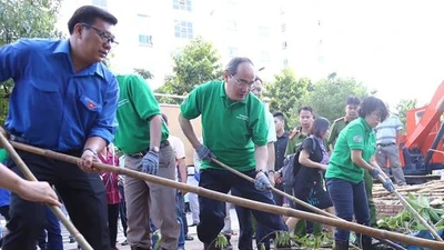 Bí thư Nguyễn Thiện Nhân cùng người dân xuống kênh dọn rác