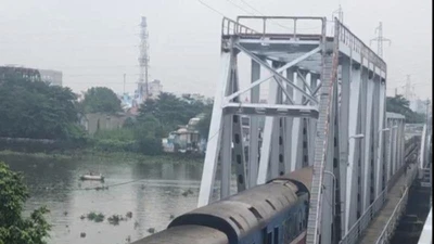 Chính thức tháo dỡ cầu sắt hơn 100 tuổi ở TP.HCM