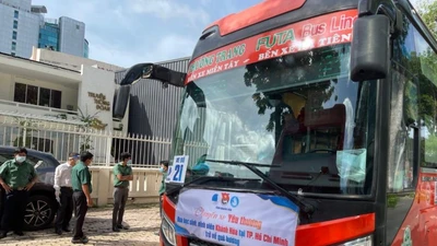  500 sinh viên Khánh Hòa về quê trên những chuyến xe màu cam