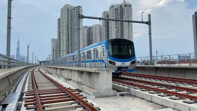 Tàu metro số 1 đã về ga Bình Thái, sẵn sàng chạy thử nghiệm đoạn trên cao
