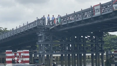 Nóng: Sà lan tông cầu tạm An Phú Đông, cấm ô tô lưu thông từ hôm nay