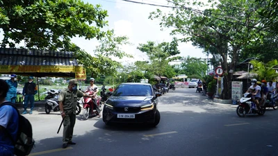 Cấm ô tô lưu thông qua cầu sắt An Phú Đông, nhiều người còn lúng túng