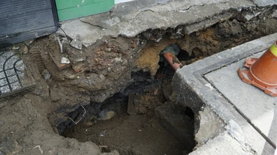 Hố sâu xuất hiện ở vỉa hè phía trước nhà dân ở TP Thủ Đức do sụp lún