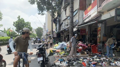 Vỉa hè, lòng đường ở TP.HCM đang bị lấn chiếm thế nào?
