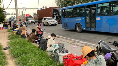 Điểm đón khách gây ùn ứ, nhếch nhác trên Quốc lộ 1