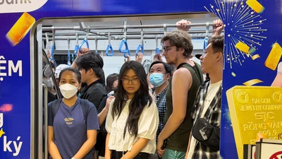 TP.HCM: Người dân nô nức đi metro số 1 dịp đầu năm mới