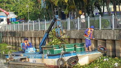 Không thể nhẹ tay với nạn xả rác xuống kênh rạch