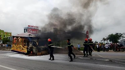 Xe tang bốc cháy, người thân kéo vội quan tài ra ngoài