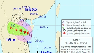 Bão số 2 diễn biến bất thường, khẩn trương đối phó