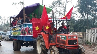 Nhà thủ môn Bùi Tiến Dũng chật kín người cổ vũ bóng đá