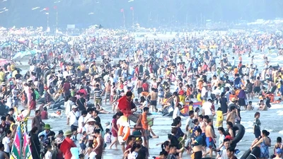 'Biển người' chen chúc đổ về biển Sầm Sơn ngày nghỉ lễ