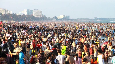 Cả vạn người đổ về Sầm Sơn 