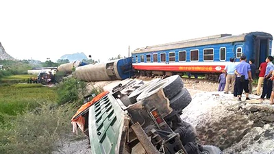 Vụ lật tàu kinh hoàng: Công nhân nhịn đói vá đường