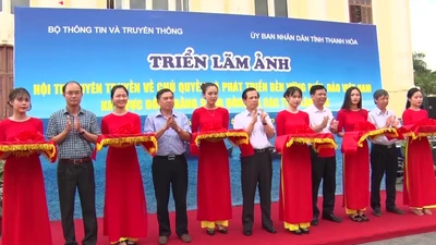 Ngàn người tham gia triển lãm ảnh biển đảo 