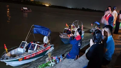 Đang nỗ lực tìm kiếm 3 cháu nhỏ, 1 người lớn mất tích trên sông Đào ở Nam Định