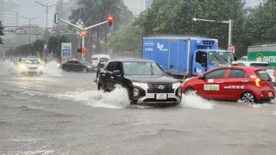 Mưa lũ ở Thanh Hóa khiến nhiều tuyến phố ngập sâu trong nước