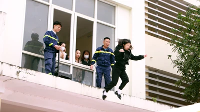 Cận cảnh sinh viên, thầy cô tập đu dây, thoát hiểm khi hỏa hoạn