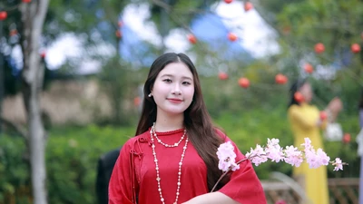 Giới trẻ rộn ràng chụp ảnh Tết tại ngôi chùa cổ ở Thanh Hóa