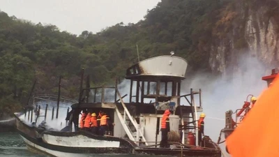 Tàu du lịch chở 21 người đậu ở Hạ Long bốc cháy