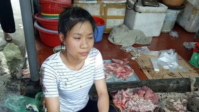 Người bán thịt heo bị đổ chất thải đầy bàn thịt