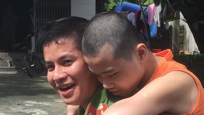 Hình ảnh đẹp: Công an cõng người tàn tật