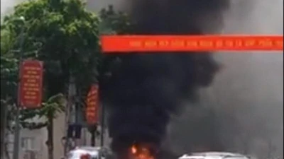 Taxi nổ như bom, 2 người tử vong