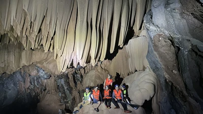 Quảng Bình: Phát hiện hang động mới dài hơn 1,5 km giữa rừng Trường Sơn