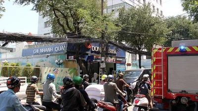 Clip trụ điện giữa trung tâm TP.HCM phát nổ