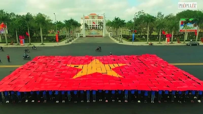 Clip: Hàng trăm bạn trẻ Quảng Nam xếp hình cờ Tổ quốc