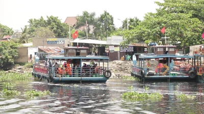 Người Sài Gòn cũng 'qua sông lụy đò'