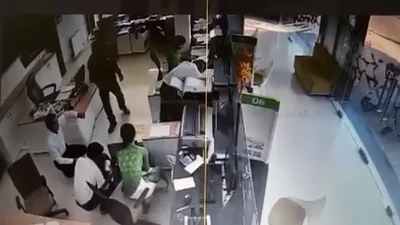 Tên cướp chĩa súng vào nhân viên ngân hàng cướp tiền