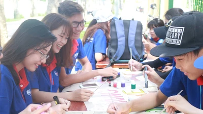 Túc trực tại các điểm thi chào đón thí sinh thi THPT